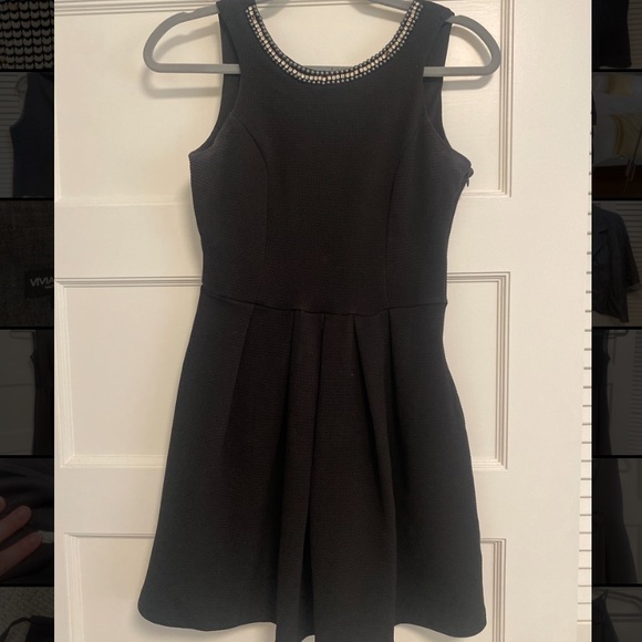Black mini dress with low back and bow size small - Picture 2 of 5